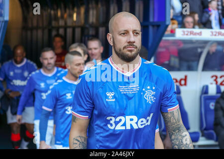 12. Oktober 2019, das Ibrox Stadium, Glasgow, UK. Ibrox Stadion, der Heimat der Glasgow Rangers Football Club ein Match zwischen Förster Legenden (Rentner und ex-Spieler) gegen Liverpool Legenden (Rentner und ex-Spieler) mit ALEX McLEISH (ex-Schottland Manager) als der Krippe von Förster und IAN RUSH MBE (ehemalige Liverpool nach vorne) als Manager von Liverpool gehostet werden. STEVEN GERRARD, der für Liverpool gespielt hat und ist der aktuelle Manager der Rangers spielen für beide Mannschaften zu einem bestimmten Zeitpunkt werden während des Spiels. Credit: Findlay/Alamy Nachrichten Stockfoto