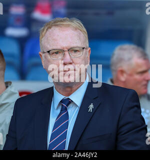 12. Oktober 2019, das Ibrox Stadium, Glasgow, UK. Ibrox Stadion, der Heimat der Glasgow Rangers Football Club ein Match zwischen Förster Legenden (Rentner und ex-Spieler) gegen Liverpool Legenden (Rentner und ex-Spieler) mit ALEX McLEISH (ex-Schottland Manager) als der Krippe von Förster und IAN RUSH MBE (ehemalige Liverpool nach vorne) als Manager von Liverpool gehostet werden. STEVEN GERRARD, der für Liverpool gespielt hat und ist der aktuelle Manager der Rangers spielen für beide Mannschaften zu einem bestimmten Zeitpunkt werden während des Spiels. Credit: Findlay/Alamy Nachrichten Stockfoto