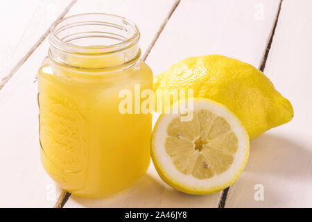 Leckere Zitrone Limonade auf Tabelle Stockfoto