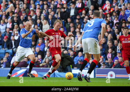 12. Oktober 2019, das Ibrox Stadium, Glasgow, UK. Ibrox Stadion, der Heimat der Glasgow Rangers Football Club ein Match zwischen Förster Legenden (Rentner und ex-Spieler) gegen Liverpool Legenden (Rentner und ex-Spieler) mit ALEX McLEISH (ex-Schottland Manager) als der Krippe von Förster und IAN RUSH MBE (ehemalige Liverpool nach vorne) als Manager von Liverpool gehostet werden. STEVEN GERRARD, der für Liverpool gespielt hat und ist der aktuelle Manager der Rangers spielen für beide Mannschaften zu einem bestimmten Zeitpunkt werden während des Spiels. Credit: Findlay/Alamy Nachrichten Stockfoto