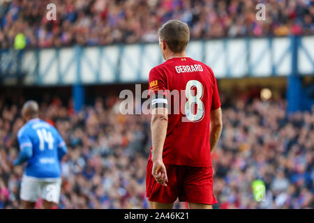 12. Oktober 2019, das Ibrox Stadium, Glasgow, UK. Ibrox Stadion, der Heimat der Glasgow Rangers Football Club ein Match zwischen Förster Legenden (Rentner und ex-Spieler) gegen Liverpool Legenden (Rentner und ex-Spieler) mit ALEX McLEISH (ex-Schottland Manager) als der Krippe von Förster und IAN RUSH MBE (ehemalige Liverpool nach vorne) als Manager von Liverpool gehostet werden. STEVEN GERRARD, der für Liverpool gespielt hat und ist der aktuelle Manager der Rangers spielen für beide Mannschaften zu einem bestimmten Zeitpunkt werden während des Spiels. Credit: Findlay/Alamy Nachrichten Stockfoto