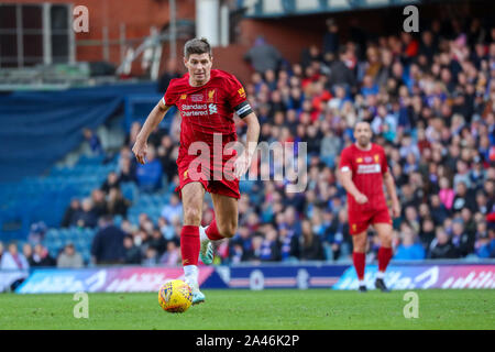 12. Oktober 2019, das Ibrox Stadium, Glasgow, UK. Ibrox Stadion, der Heimat der Glasgow Rangers Football Club ein Match zwischen Förster Legenden (Rentner und ex-Spieler) gegen Liverpool Legenden (Rentner und ex-Spieler) mit ALEX McLEISH (ex-Schottland Manager) als der Krippe von Förster und IAN RUSH MBE (ehemalige Liverpool nach vorne) als Manager von Liverpool gehostet werden. STEVEN GERRARD, der für Liverpool gespielt hat und ist der aktuelle Manager der Rangers spielen für beide Mannschaften zu einem bestimmten Zeitpunkt werden während des Spiels. Credit: Findlay/Alamy Nachrichten Stockfoto