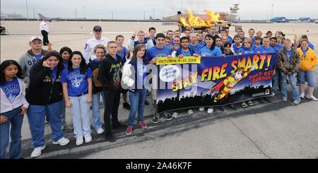 Feuerwehrmänner sicher stellen sie Ihre mobilen Flugzeuge Training Gerät in Brand, als Junior Reserve Officer Training Corps Studenten von Joshua High School, Joshua, Texas, zu besuchen. Stockfoto