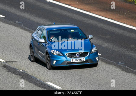 2015 blaue Volvo V40 R-Design T2; Großbritannien Verkehr, Transport, moderne, Limousinen, Süd - auf die 3 spurige Autobahn M6 Autobahn gebunden. Stockfoto