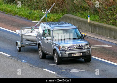 2012 GRAU SILBER Land Rover Discovery XS SDV6 Auto-Schleppyacht auf Anhänger; UK Fahrzeug Verkehr, Transport, modern, Limousine Autos, fahren Sie auf der Autobahn M6 mit 3 Fahrspuren in richtung süden. Stockfoto