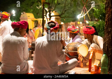 Traditionelle Rajasthani Musiker in weiße kurta und roten bunten Turbanen spielen bei Nacht Stockfoto