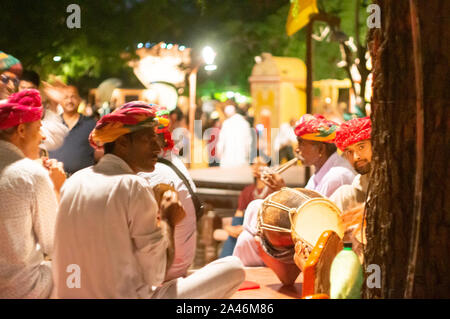 Traditionelle Rajasthani Musiker in weiße kurta und roten bunten Turbanen spielen bei Nacht Stockfoto