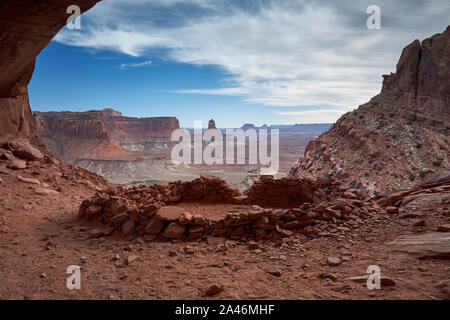 Blick auf Leuchter Turm von False Kiva in der Insel im Himmel Der Canyonlands National Park, Utah, USA Stockfoto