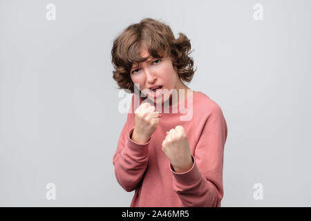 Starke Frau die Fäuste geballt vor ihr selbst verteidigen. Stockfoto