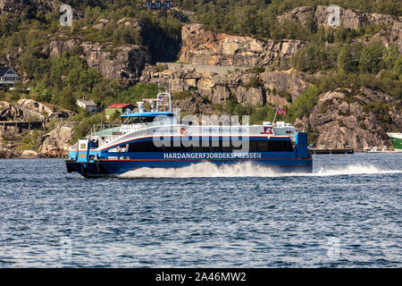 Lokale Fahrgast Katamaran Rygerfonn ausgehend vom Hafen von Bergen, Norwegen. Vorbei an Askøy Insel. Stockfoto