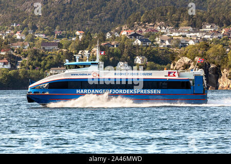 Lokale Fahrgast Katamaran Rygerfonn ausgehend vom Hafen von Bergen, Norwegen. Vorbei an Askøy Insel. Stockfoto