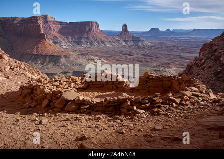 Blick auf Leuchter Turm von False Kiva in der Insel im Himmel Der Canyonlands National Park, Utah, USA Stockfoto