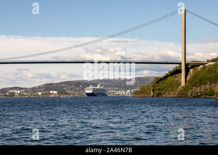 Kreuzfahrtschiff Mein Schiff 3 aus dem Hafen von Bergen, Norwegen abfliegen. Anfahren der Askoey (askøy) Suspension Bridge. Stockfoto