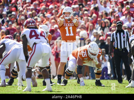 Okt 12, 2019: Texas Longhorns quarterback Sam Ehlinger #11 im zweiten Quartal während der NCAA Red River Rivalität Spiel zwischen der Universität von Oklahoma Sooners und der Universität von Texas Longhorns im Cotton Bowl Stadium im Fair Park in Dallas, TX Albert Pena/CSM Stockfoto