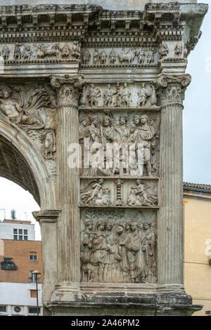 Antike römische Triumphbogen von Trajan, triumphbögen am besten erhaltene. Benevento, Italien Stockfoto