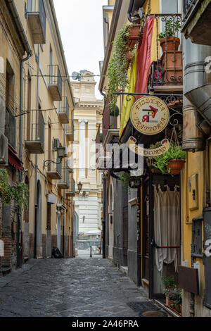 Typische Gasse des historischen Zentrums von Benevento Stockfoto