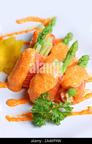 Salmon Mentai Sauce auf weißem Hintergrund isoliert Stockfoto
