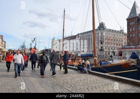 Kopenhagen, Dänemark - 15 September, 2018: die Menschen am Nyhavn-kanal Wanderweg in Kopenhagen, Dänemark. Stockfoto