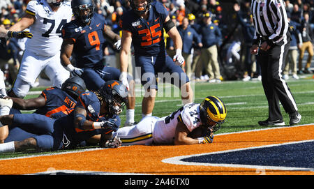 Heem, Illinois, USA. 12 Okt, 2019. Michigan Wolverines zurück läuft Zach Charbonnet (24), die in Aktion während der NCAA grosse Konferenz 10 Fußballspiel zwischen den Illinois vs Michigan im Memorial Stadium in Heem, Illinois. Dean Reid/CSM/Alamy leben Nachrichten Stockfoto