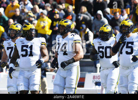 Heem, Illinois, USA. 12 Okt, 2019. Wolverines Offensive Lineman nehmen das Feld während der NCAA grosse Konferenz 10 Fußballspiel zwischen den Illinois vs Michigan im Memorial Stadium in Heem, Illinois. Dean Reid/CSM/Alamy leben Nachrichten Stockfoto