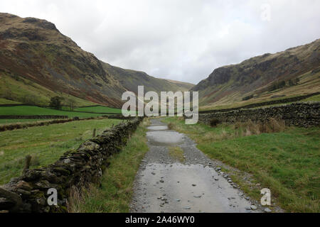 Sie suchen den Longsleddale Tal von der Gatescarth Pass Track im Nationalpark Lake District, Cumbria. England, UK. Stockfoto