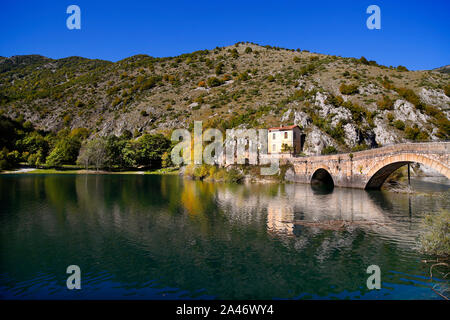 Eremo di San Domenico auf See San Domenico in der Nähe von Villalago, Abruzzen, Italien. Die Brücke ist die Ponte Don Serafino Rossi. Stockfoto