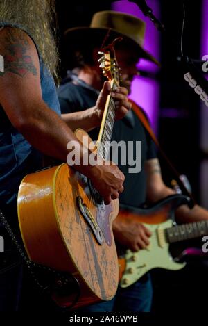 Jamey Johnson, einem berühmten und talentierten American Country Sänger und Songwriter von Nashville, TN, auch bei landwirtschaftlichen Beihilfen, in East Troy, Wisconsin, USA Stockfoto