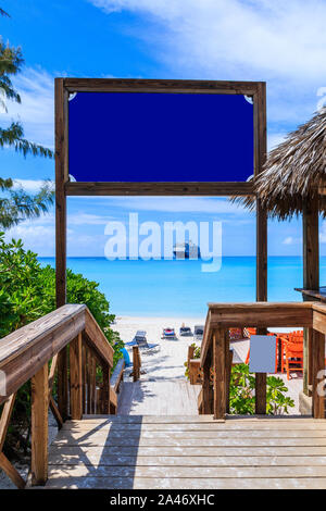 Half Moon Cay, Bahamas. Eingang zum Strand in Half Moon Cay, Bahamas. Stockfoto