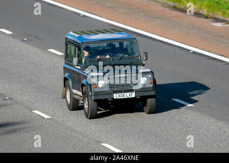 2006 Black Land Rover Defender 90 County TD5; UK Fahrzeug Verkehr, Transport, modern, SUV Autos, fahren Sie auf der Autobahn M6 mit 3 Fahrspuren in richtung süden. Stockfoto