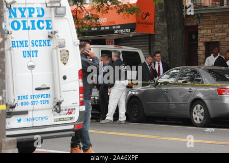 New York, USA. 12 Okt, 2019. Polizei die Szene eine Schießerei in New York untersuchen, die Vereinigten Staaten, am Okt. 12, 2019. Vier Menschen wurden getötet und drei andere in einem Schießen in der New Yorker Brooklyn borough am frühen Samstag verletzt, teilte die Polizei mit. Credit: Zhang Mocheng/Xinhua/Alamy leben Nachrichten Stockfoto