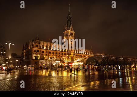 Weihnachtsmarkt Hamburg Rathaus, Weihnachtsmarkt Weihnachtsbeleuchtung im Winter, Golden Lights Regen Stockfoto