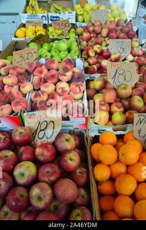 Frisches Obst in der überdachten Marktplatz in La Spezia, Italien, EU. Zucchini, Auberginen Stockfoto