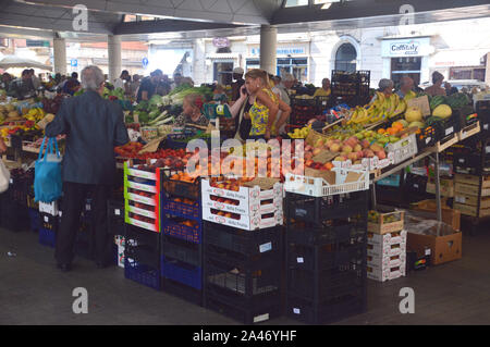 Käufer u. Stall Inhaber bei Obst und Gemüse in der überdachten Marktplatz in La Spezia, Italien, EU. Stockfoto