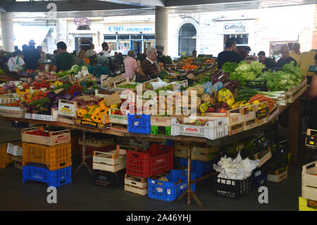 Käufer u. Stall Inhaber bei Obst und Gemüse in der überdachten Marktplatz in La Spezia, Italien, EU. Stockfoto