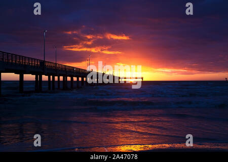 Sonnenaufgang am Fishing Pier in Texas, Golf von Mexiko Stockfoto