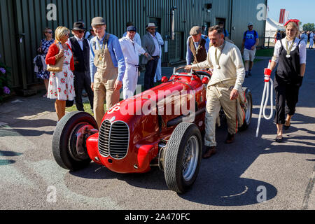 1936 Maserati 6 CM ist durch das Fahrerlager mit Fahrer Ewen Sergison am 2019 Goodwood Revival, Sussex, UK. Goodwood Trophy Teilnehmer. Stockfoto