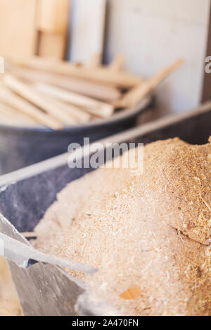 Holzspäne, Holzstaub, Holz Abschnitte in Behältern, Holz, Reste, Wiederverwendung gesammelt, Nachhaltigkeit Stockfoto