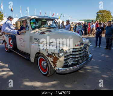 1953 Chevrolet 5-Fenster Pick-up vom Fred Walmsley Motorräder in der Koppel am 2019 Goodwood Revival, Sussex, UK. Stockfoto