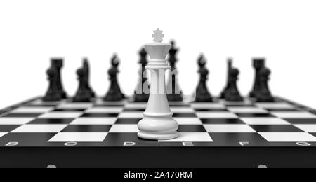 3D-Darstellung eines einsamen Weißen chess King steht auf einem Schachbrett mit schwarzen Zahlen in den unscharfen Hintergrund auftauchen. Allein gegen den Feind. Gesellschaftsspiele Stockfoto