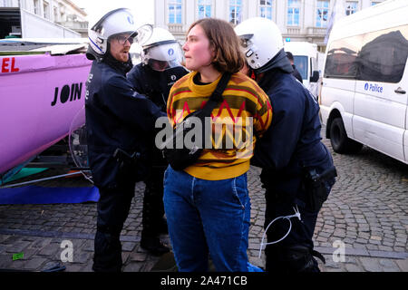 Brüssel, Belgien. 12. Oktober 2019. Belgische Polizisten verhaften Klima Aktivisten in neben dem Königlichen Palast während das Aussterben Rebellion protestieren. Credit: ALEXANDROS MICHAILIDIS/Alamy Live News Credit: ALEXANDROS MICHAILIDIS/Alamy leben Nachrichten Stockfoto