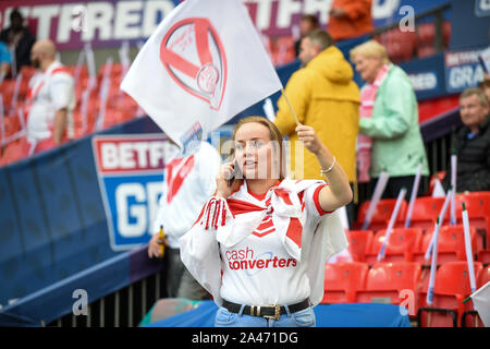 12. Oktober 2019, Old Trafford, Manchester, England; Das Grand Final 2019, Saint Helens v Salford Roten Teufel: Heilige Fans vor dem Spiel Quelle: Richard Long/News Bilder Stockfoto