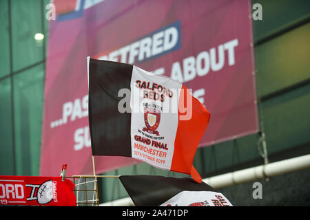 12. Oktober 2019, Old Trafford, Manchester, England; Das Grand Final 2019, Saint Helens v Salford Roten Teufel: Salford Flagge Credit: Richard Long/News Bilder Stockfoto