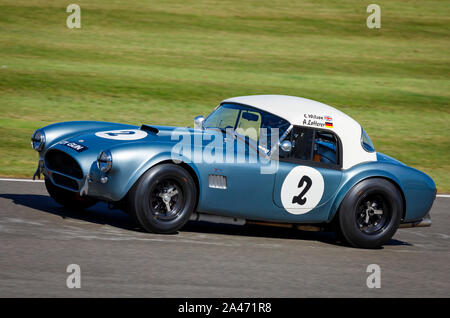 1965 AC Cobra mit Fahrer Andre Lotterer während des RAC TT Feier Rennen auf dem 2019 Goodwood Revival, Sussex, UK. Stockfoto