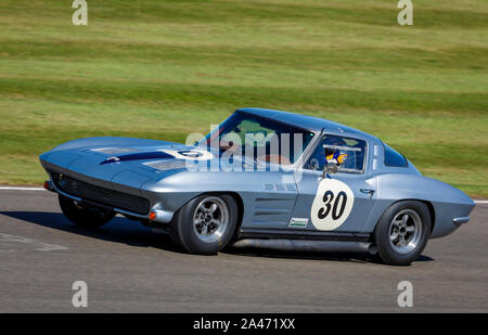 1963 Chevrolet Corvette Stingray mit Fahrer Marco Attard während des RAC TT Feier Rennen auf dem 2019 Goodwood Revival, Sussex, UK. Stockfoto