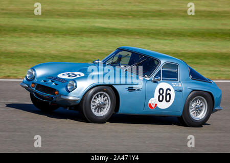 1964 TVR Griffith 400 mit Fahrer Mike Whitaker während des RAC TT Feier Rennen auf dem 2019 Goodwood Revival, Sussex, UK. Stockfoto