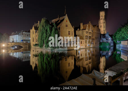 Brügge, Belgien - August 2019; Der naaldenstraat Kanal in der Nacht Stockfoto