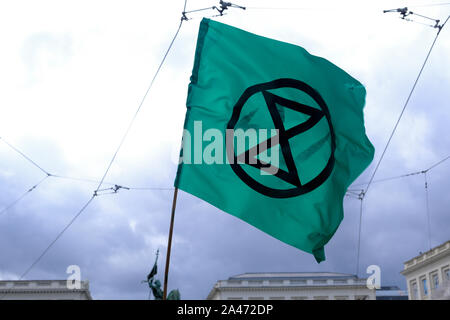 Brüssel, Belgien. 12. Oktober 2019. Klima Aktivisten versammeln sich in der Nähe des Königlichen Palastes, während das Aussterben Rebellion protestieren. Credit: ALEXANDROS MICHAILIDIS/Alamy Live News Credit: ALEXANDROS MICHAILIDIS/Alamy leben Nachrichten Stockfoto