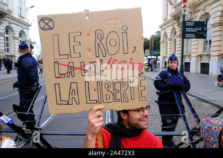 Brüssel, Belgien. 12. Oktober 2019. Klima Aktivisten versammeln sich in der Nähe des Königlichen Palastes, während das Aussterben Rebellion protestieren. Credit: ALEXANDROS MICHAILIDIS/Alamy Live News Credit: ALEXANDROS MICHAILIDIS/Alamy leben Nachrichten Stockfoto