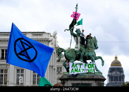 Brüssel, Belgien. 12. Oktober 2019. Klima Aktivisten versammeln sich in der Nähe des Königlichen Palastes, während das Aussterben Rebellion protestieren. Credit: ALEXANDROS MICHAILIDIS/Alamy leben Nachrichten Stockfoto