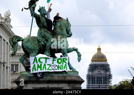 Brüssel, Belgien. 12. Oktober 2019. Klima Aktivisten versammeln sich in der Nähe des Königlichen Palastes, während das Aussterben Rebellion protestieren. Credit: ALEXANDROS MICHAILIDIS/Alamy leben Nachrichten Stockfoto